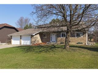 1489 Pinewood Dr, Saint Paul, MN 55126-8511