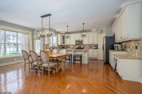 60 Crestview Dr, Clinton NJ 08809-2049 exterior