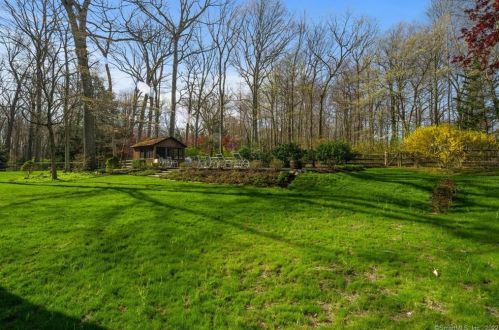 3 Huckleberry Hl Rd, Wilton CT 06897-2802 exterior