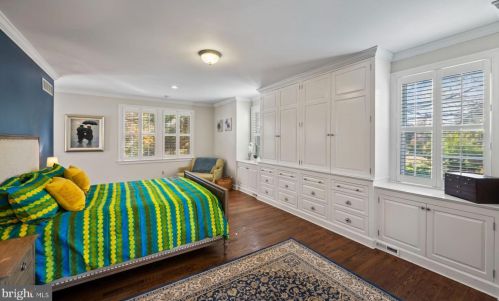 580 Mermaid Ln, Philadelphia PA 19118-4026 exterior