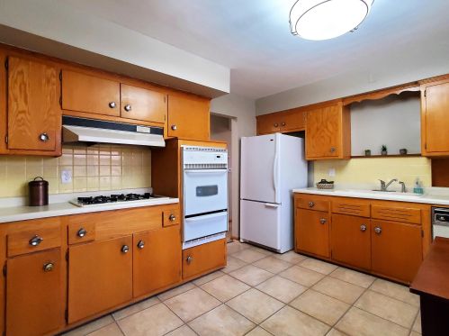 9637 Palmetto Ave, Milwaukee, WI 53222-1447