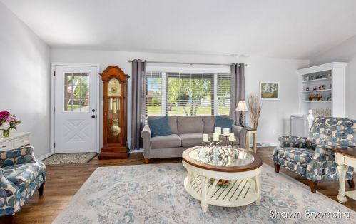 7497 Sunview Dr, Grand Rapids MI 49548-7382 exterior