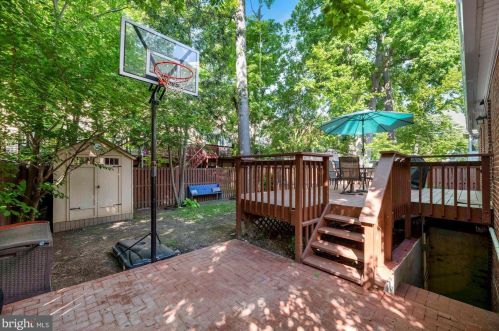 1712 Oakcrest Dr, Alexandria VA 22302-2336 exterior