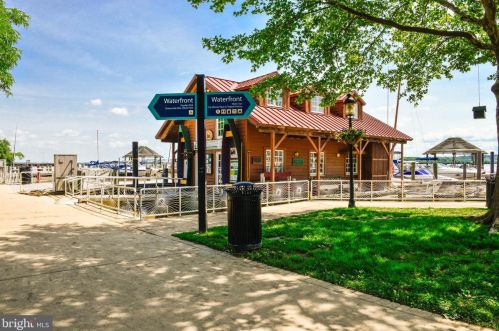 720 Bracey Ln, Alexandria VA  22314-6245 exterior