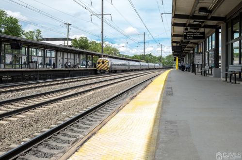 20 Linden Ave, Edison NJ 08817-3208 exterior