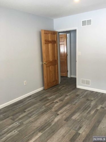 7 Millay Ct, Teaneck NJ 07666-6485 exterior