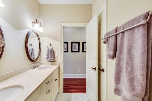 642 Euclid Ave, Elmhurst IL 60126-4338 exterior