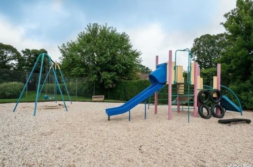 72 Scarlett Dr, Commack NY 11725-4632 exterior