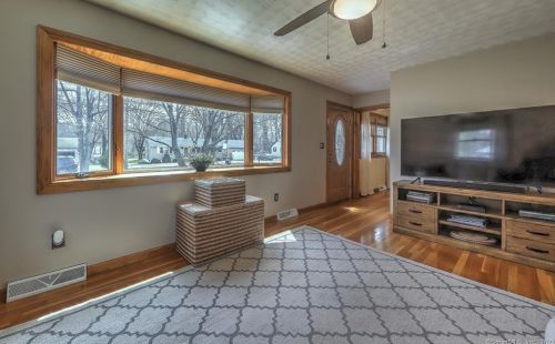 405 Rutland Rd, Milford CT 06461-1824 exterior