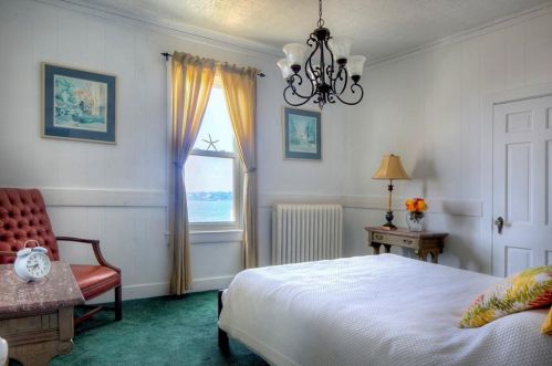 333 Tuckerman Ave, Middletown RI 02842-6049 exterior