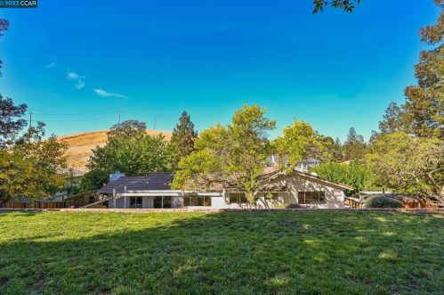 724 Court Ln, Concord CA 94518-1743 exterior