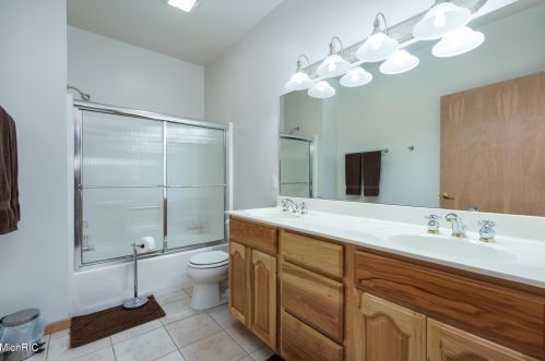 8242 E Ave, Kalamazoo MI 49048-9622 exterior