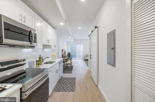 834 Broad St, Philadelphia, PA 19146-2217