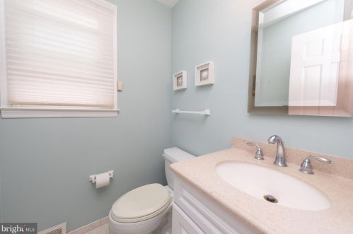 2076 Packard Ave, Huntingdon Valley PA 19006-6418 exterior