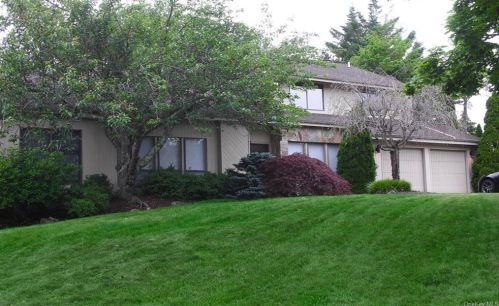 89 Annandale Rd, Commack, NY 11725-1750