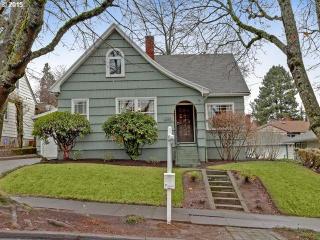 7229 Yamhill St, Portland, OR 97215-2273