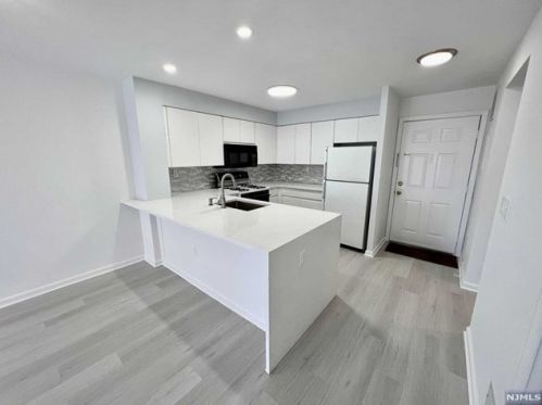 404 Williams Ct, Edgewater NJ  07020-1629 exterior