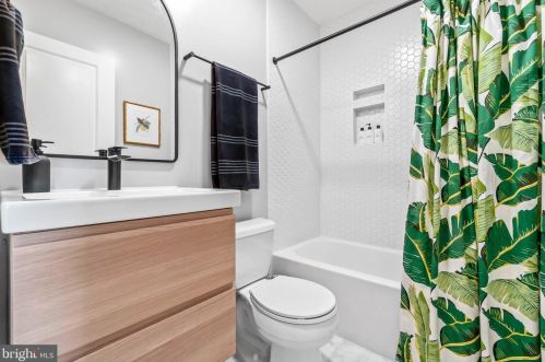 1265 Owen Pl, Washington DC 20002-2807 exterior