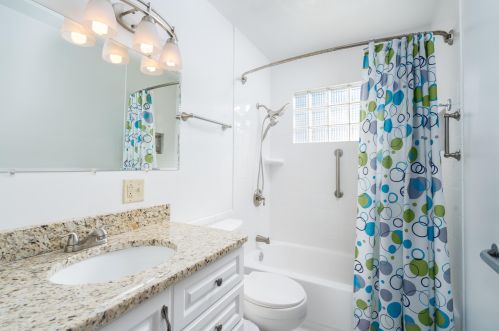 443 Ellsworth Ln, Milwaukee WI 53217-1831 exterior