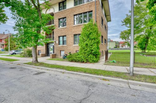 136 Meinecke Ave, Milwaukee, WI 53212-3251