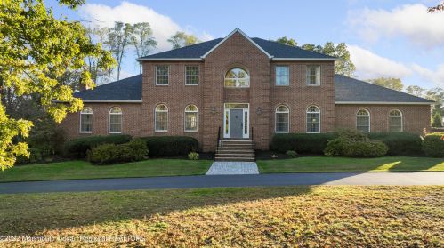 35 Garryford Dr, Middletown, NJ 07748-3761