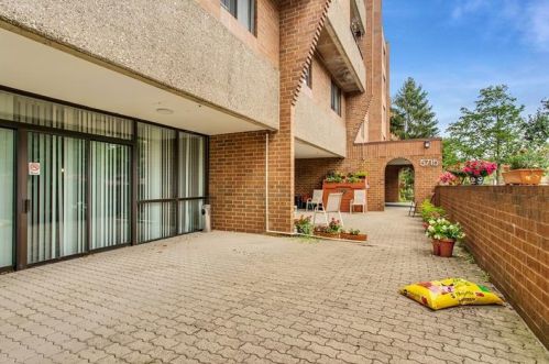 5715 Beacon St, Pittsburgh PA  15217-2028 exterior