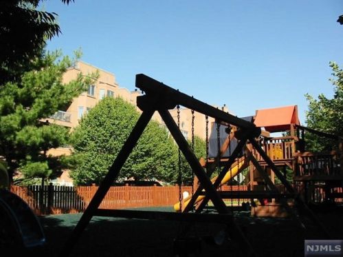 402 Penn Ct, Edgewater NJ  07020-1646 exterior