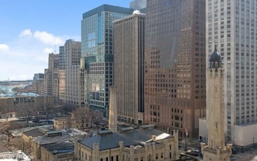 111 Chestnut St, Chicago IL  60610-2016 exterior