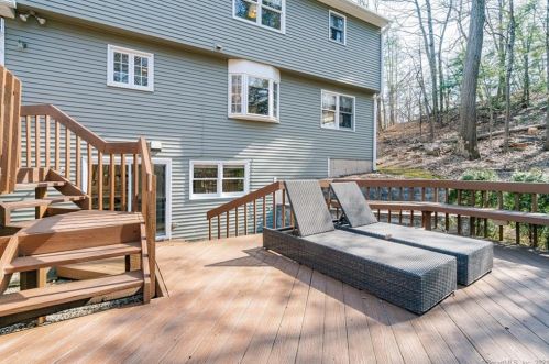 32 Crosswood Rd, Farmington CT 06032-1067 exterior