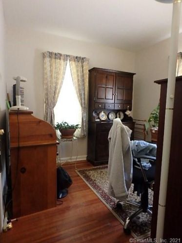 47 Maple St, Manchester CT 06040-5527 exterior