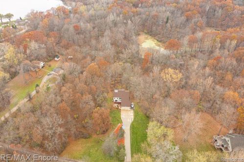 2843 Chevrolet Ave, Brandon, MI 48462-9213