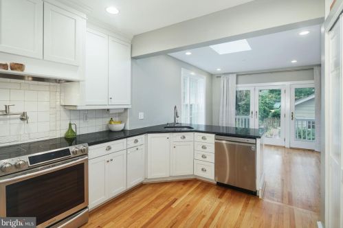 400 Beechwood Ave, Tavistock NJ 08033-1105 exterior