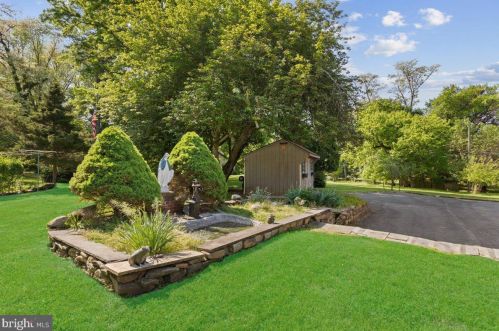 8 Maddock Dr, Trenton NJ 08628-2308 exterior