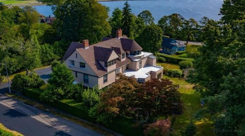 336 Gibbs Ave, Middletown, RI 02840-3325