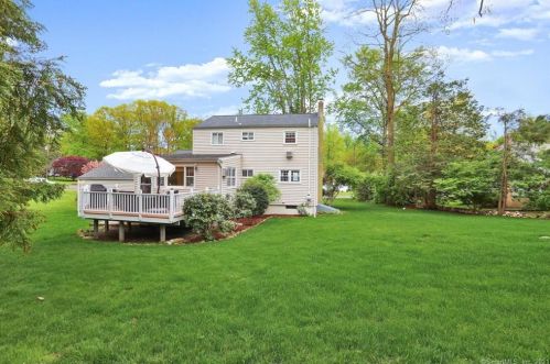 10 Ledgewood Dr, Norwalk CT 06850-1821 exterior