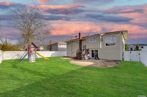 717 Eagle Dr, Valley Stream NY 11581-3539 exterior