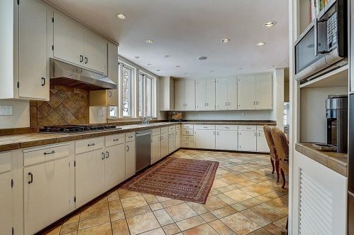 8415 Pelican Ln, Milwaukee WI 53217-2060 exterior