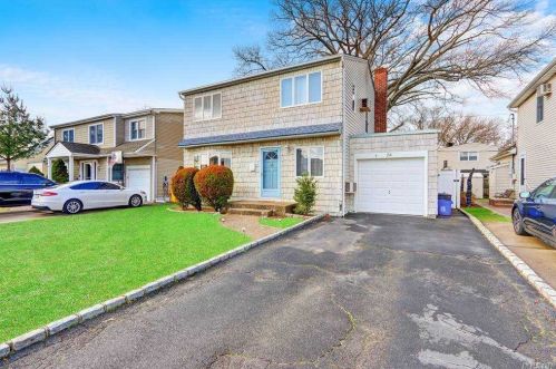 24 Edgeworth St, Valley Stream, NY 11581-3219