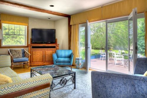 162 Rhode Is Ave, Middletown RI 02840-2761 exterior