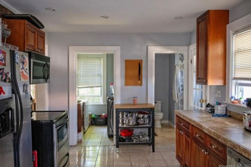 59 Avon St, Milford CT 06461-4003 exterior