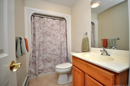 221 Marshall Phelps Rd, Windsor CT 06095-1743 exterior