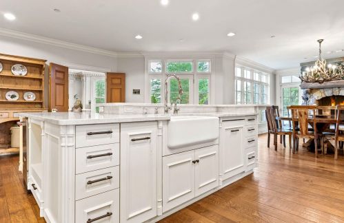 9303 Vly Hl Rd, Milwaukee WI 53217-1039 exterior