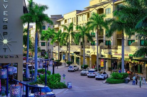 565 Beachwalk Cir, Naples FL 34108-8781 exterior