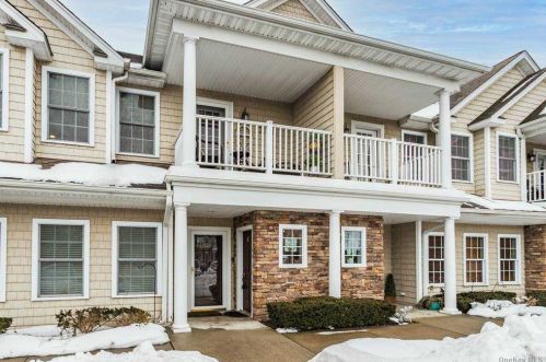 18 Della Dr, Babylon NY 11704-6240 exterior