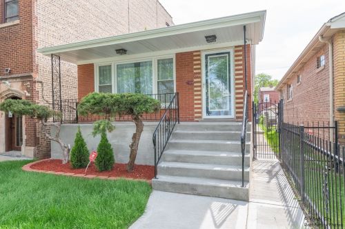 8621 Yates Blvd, Chicago IL  60617-2319 exterior