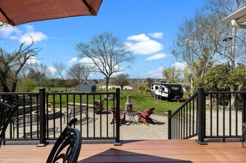 90 Honeyman Ave, Middletown RI  02842-5509 exterior