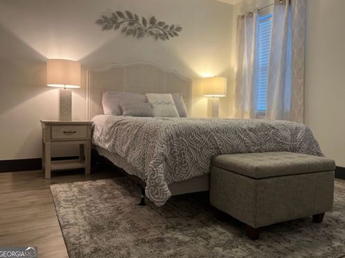 1074 Hobson St, Atlanta, GA 30310-3572