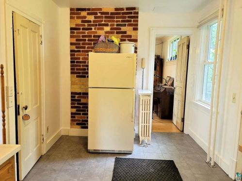 2021 4 St, Duluth MN 55805-1873 exterior