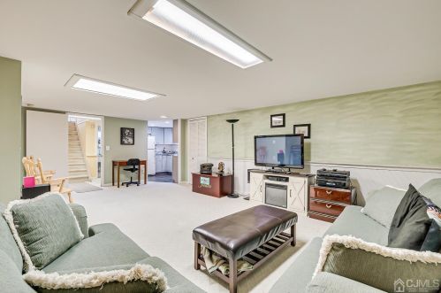 57 Barton St, Edison NJ 08837-2855 exterior