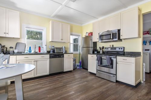 40 Atkinson St, Dover, NH 03820-3784